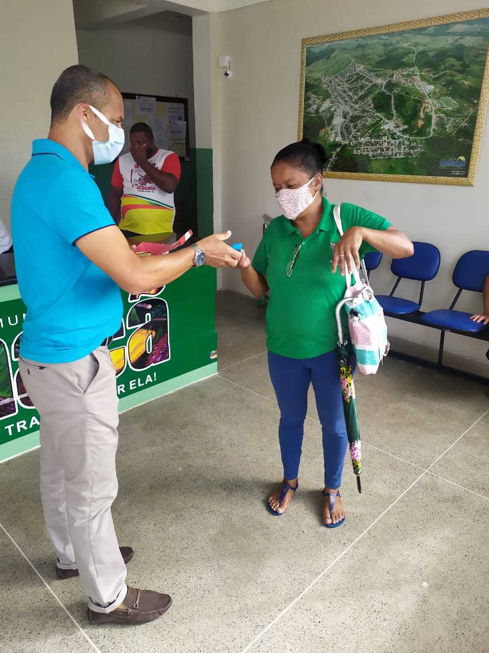 Camacã: Prefeito Paulo do Gás recebe funcionários com bombons
